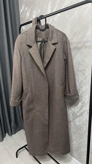 Пальто светлое 5000. Дубленка авиатор 10000. Пальто черное 15000