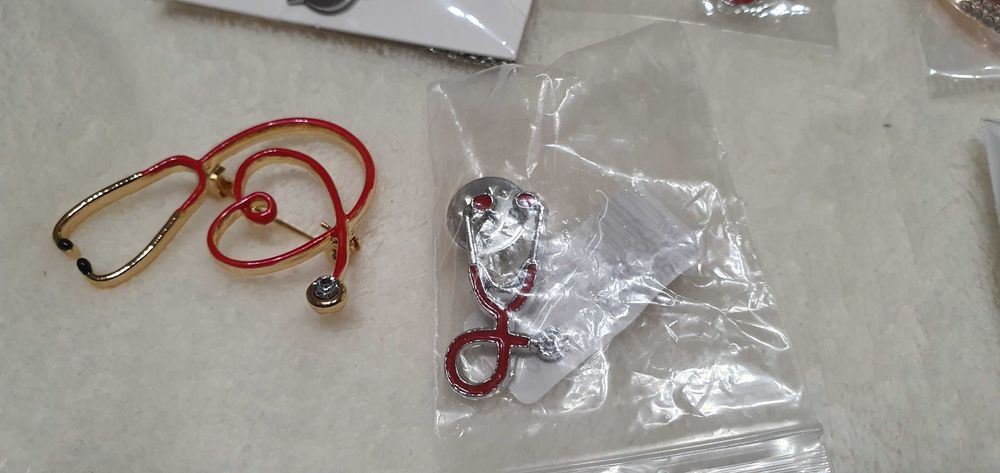 Сребърни брошки, гривни, висулки подъръци за бременни, доктори и други