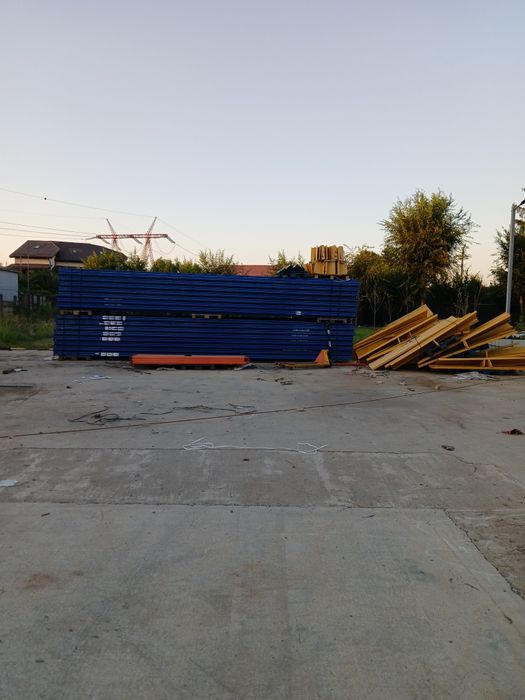 Avem rafturi metalice de vânzare