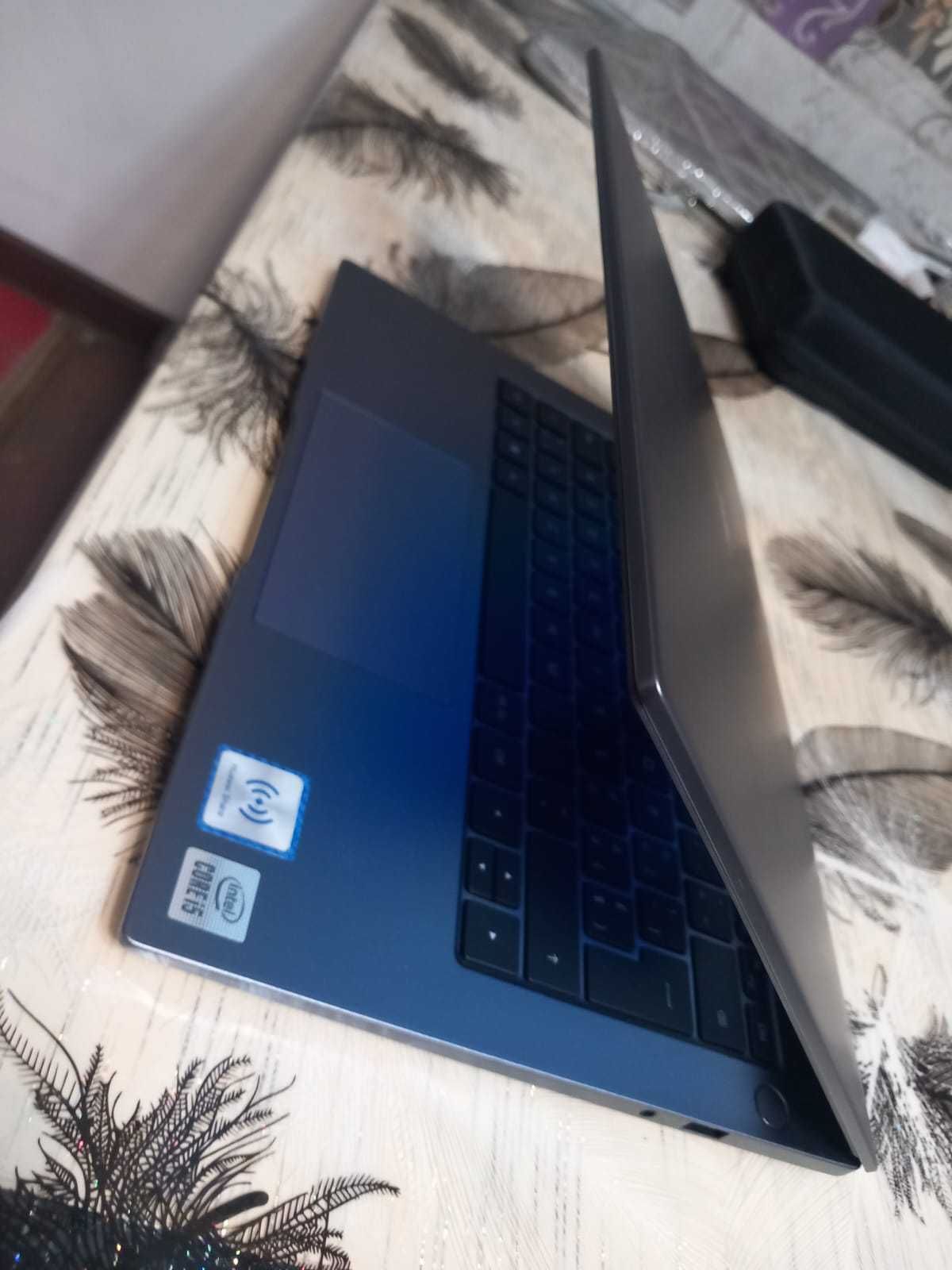 Vând laptop  Huawei   2000 de lei pt mai multe detali la Telf