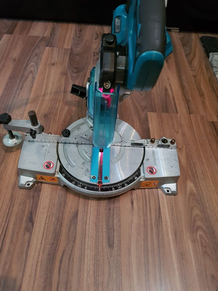 Makita DLS 600,fierăstrău circular staționar,pentru tăieri înclinate.