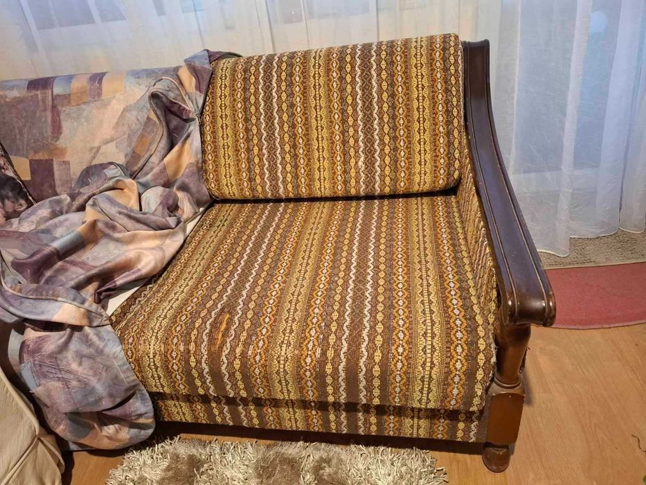 Двуместен старинен диван