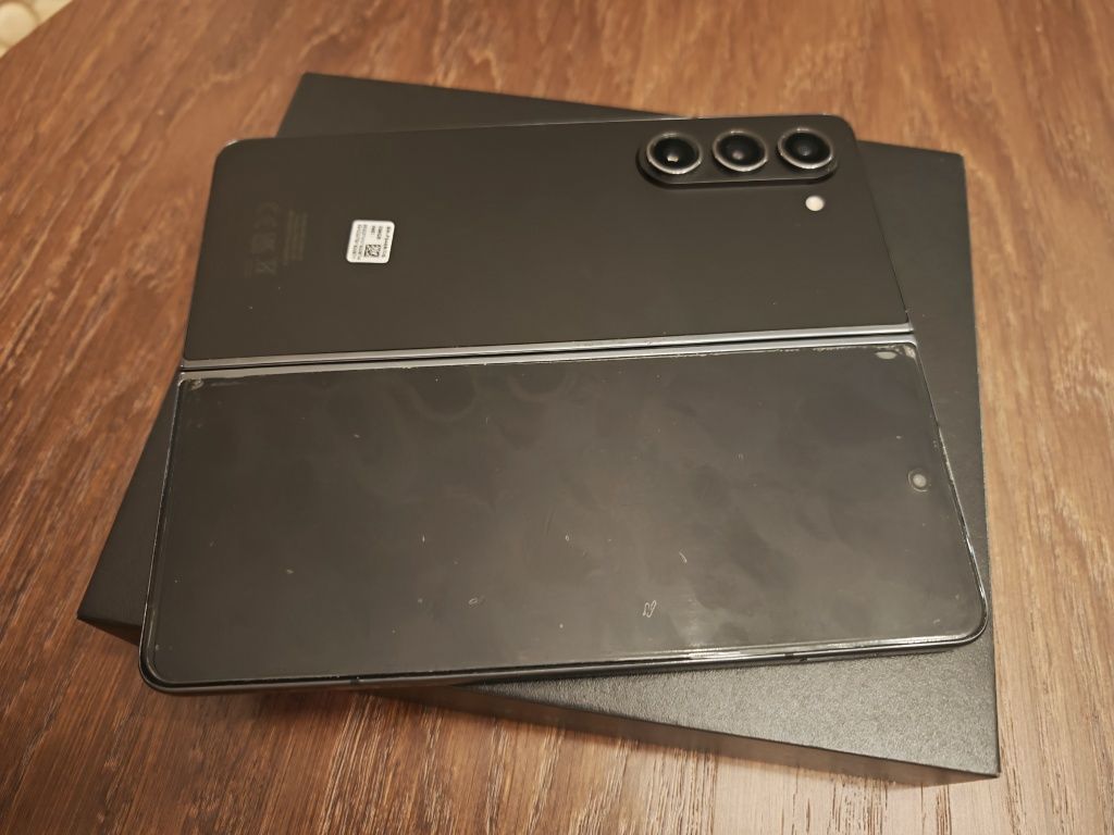 Samsung Galaxy Z Fold 5 5G 256GB 12RAM Black с 2 г. гаранция

Телефонъ