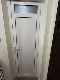 Врата за баня алуминиева
