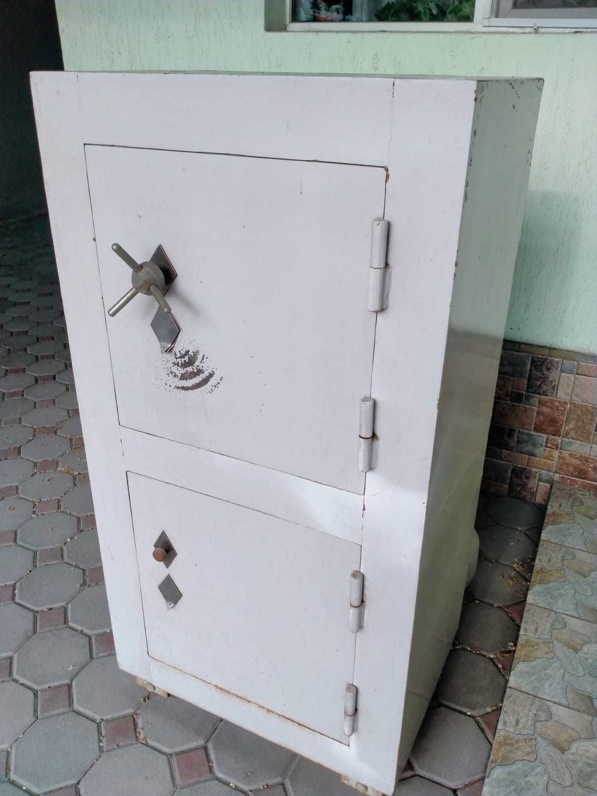 Продается  СЕЙФ ( несгораемый)