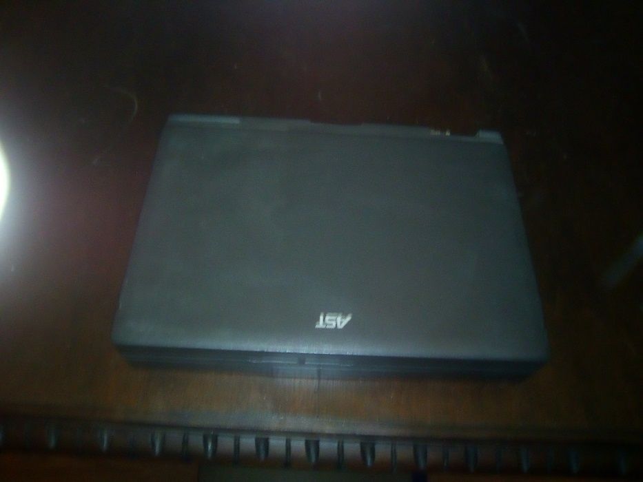 Laptop AST alb/negru