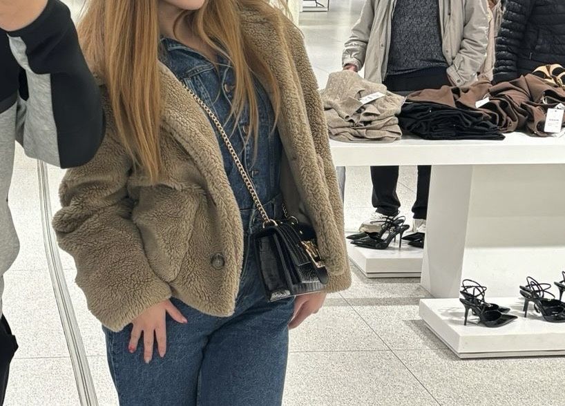 Пухкаво кафяво яке.