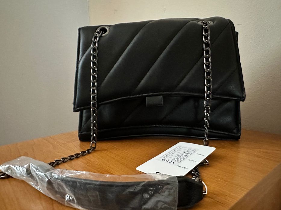 Чисто нова черна чанта с етикет