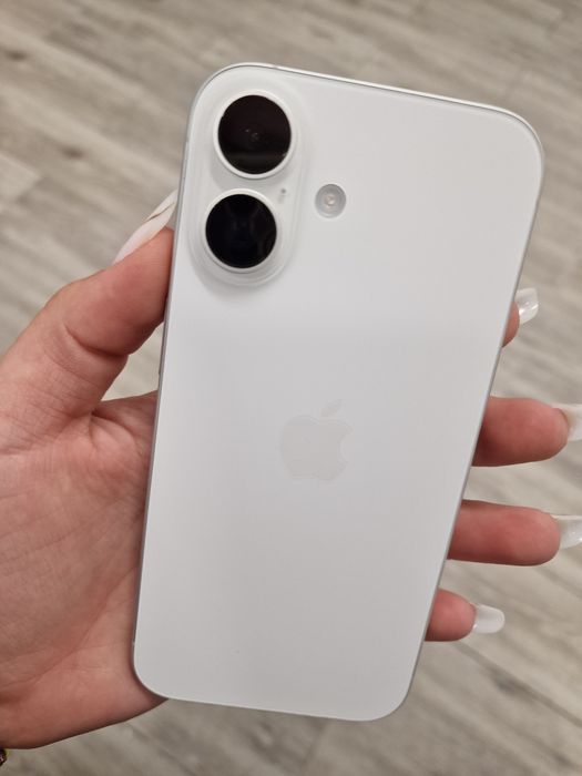 Vând iphone 16 simplu