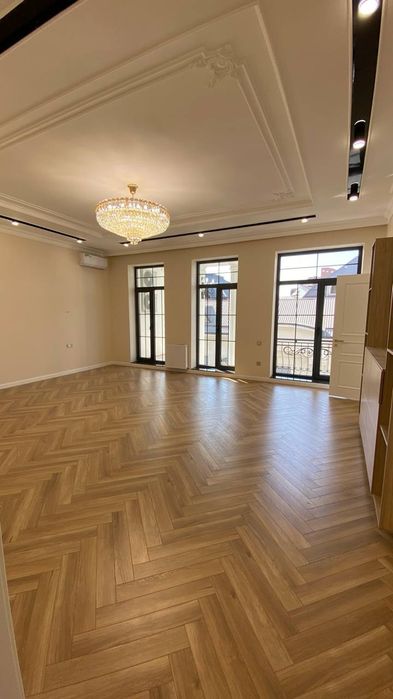 Qasr. Махалла зур. 1000квм. 9та хона