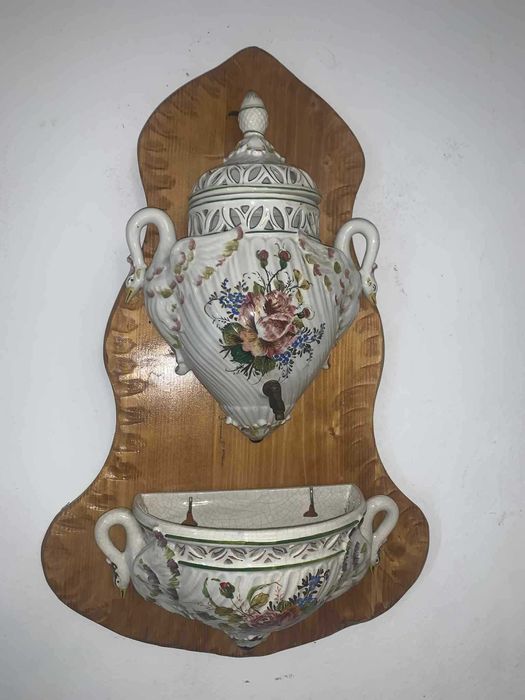 Cismea din portelan cu maner de lebada