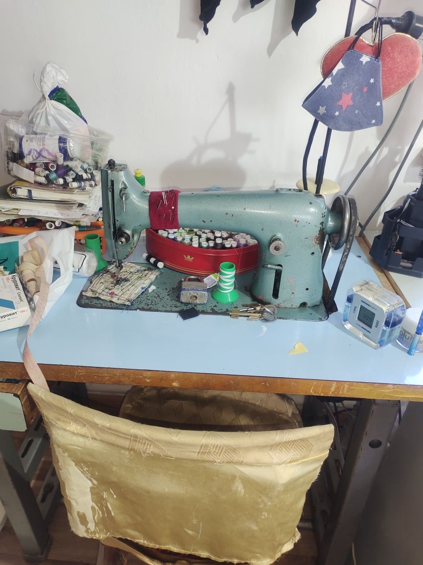 Швейная машинка Советская производственная электрическая со столом.