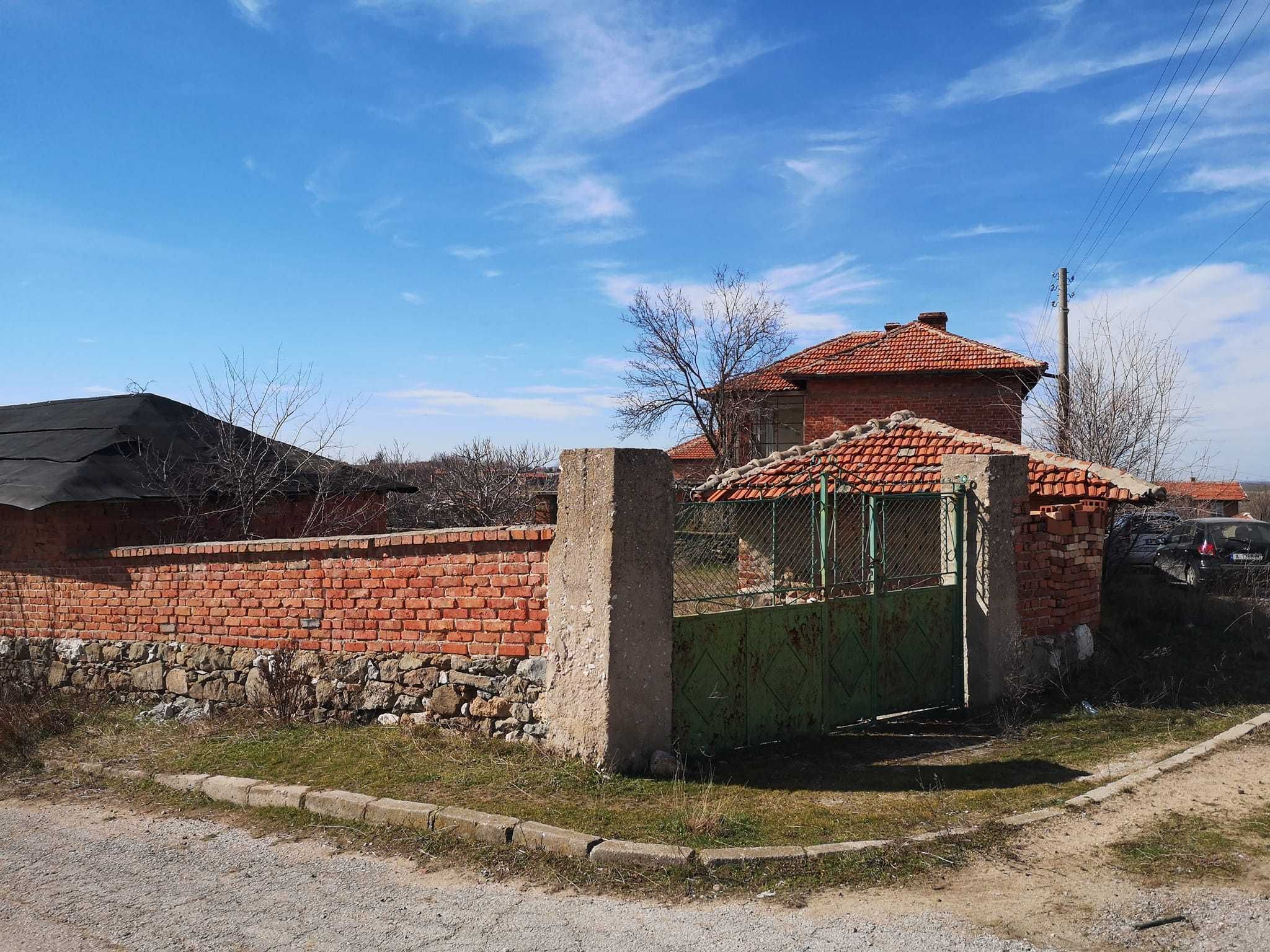 Масивна двуетажна къща в село Овчарово