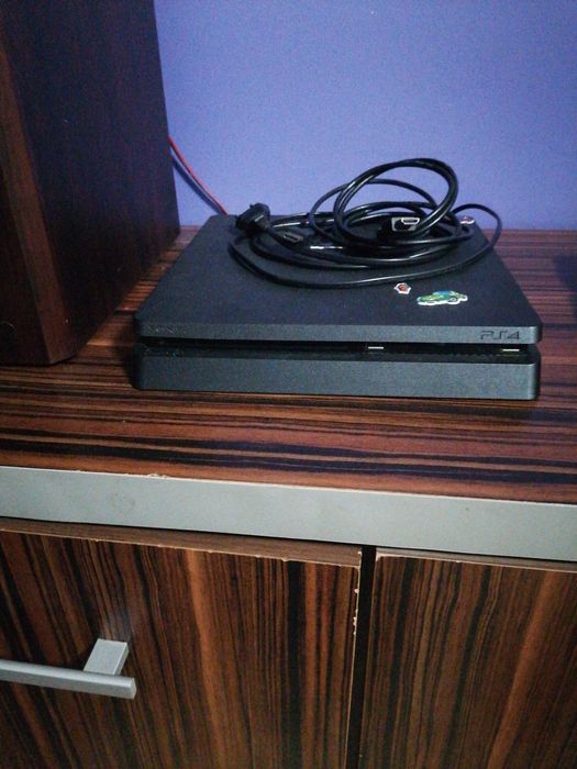 Playstation 4 slim de vânzare 3 console stare bună de funcționare