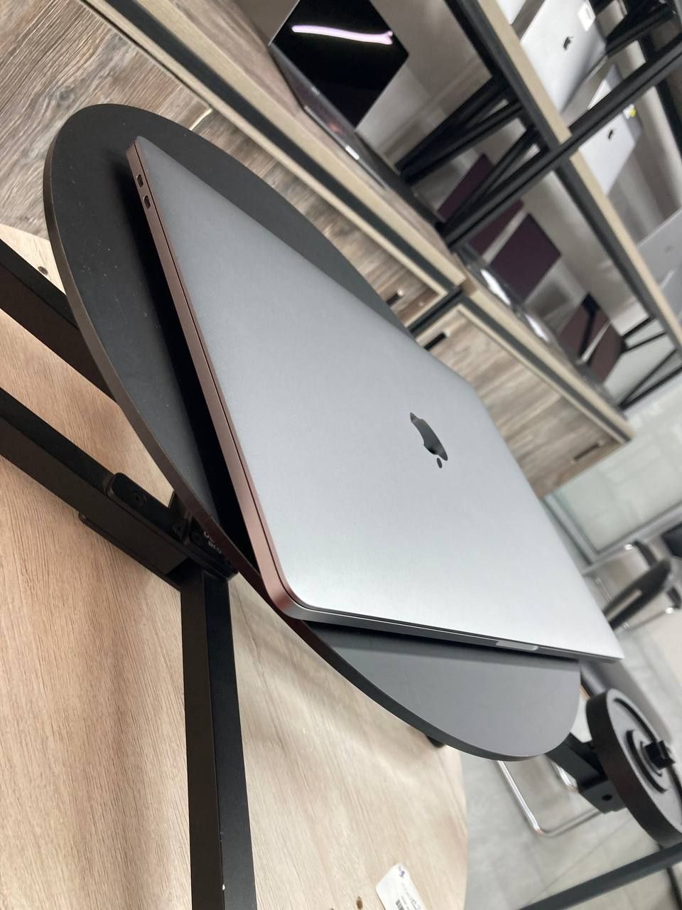 Американский MacBook A1990