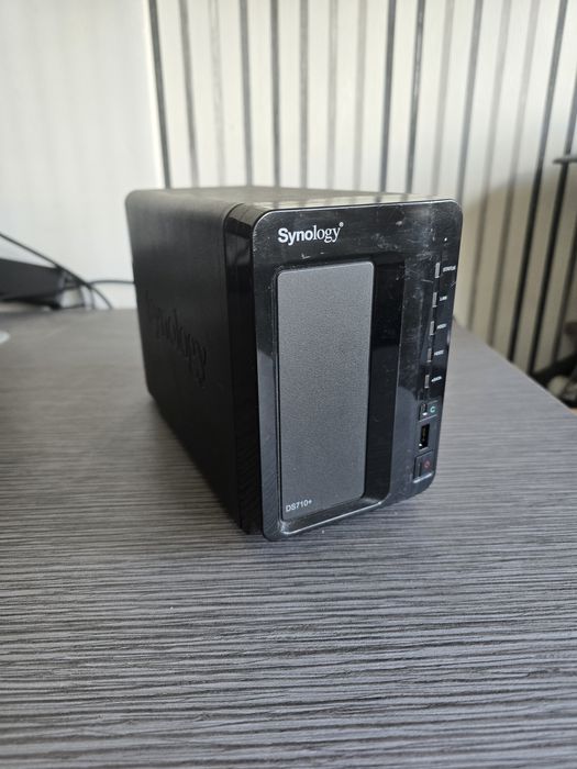 Synology DS710+ NAS мрежов сторидж за ремонт или части.