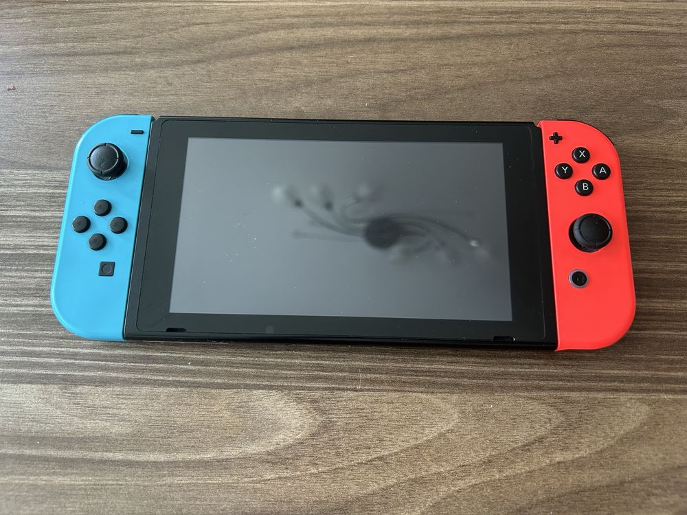 Nintendo Switch конзола (без Dock) + калъф + кутийка за игри + зарядно