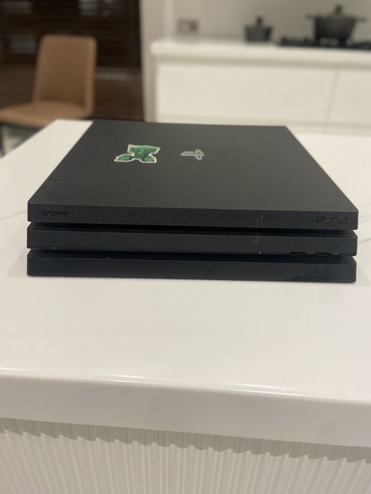 PlayStation 4 pro продам
