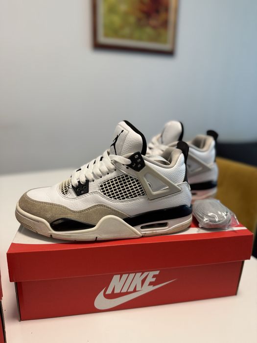Nike Air Jordan 4 Military Black (с допълнителни връзки)
