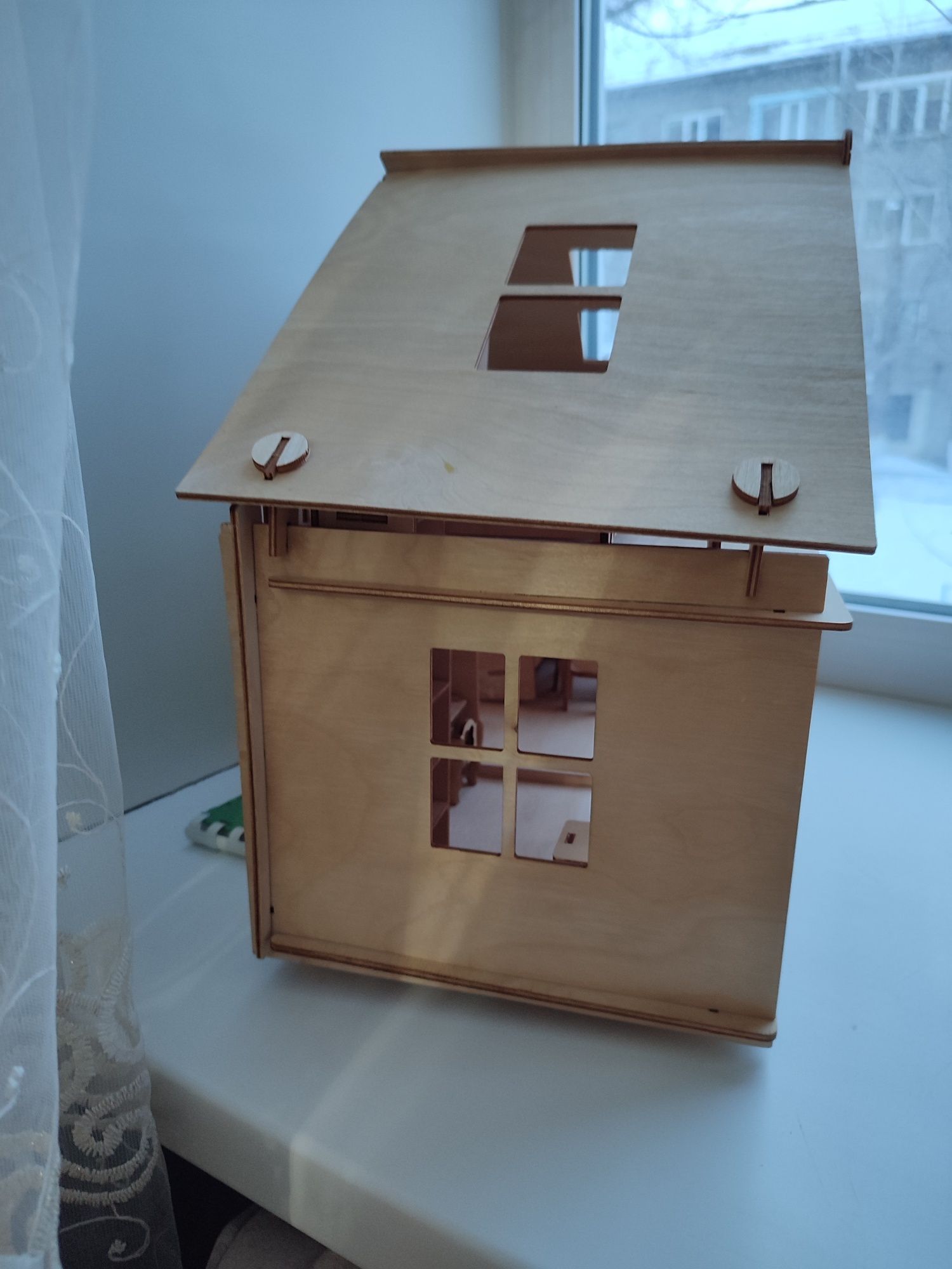 Продам кукольный деревянный дом с мебелью