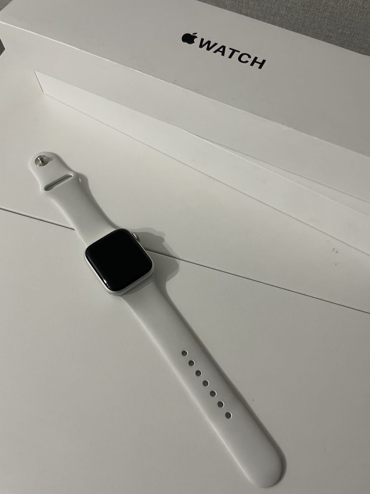 Apple watch 40 мм, с белым ремешком