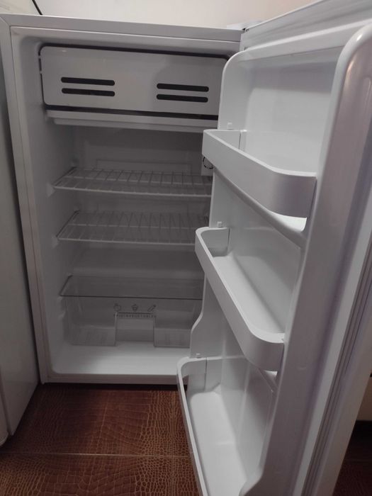 Нов малък хладилник Ариелли