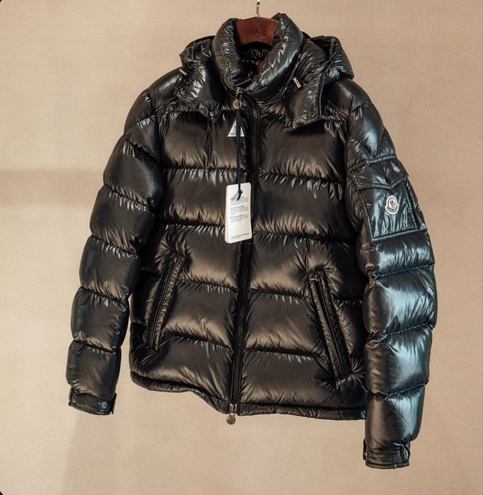 geaca M.O.N.C.L.E.R MAYA neagra lucioasa