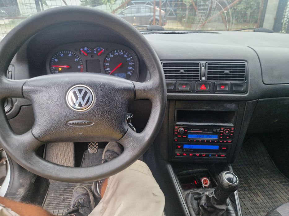 Vand golf 4 motor 1.400 benzina anu 2001