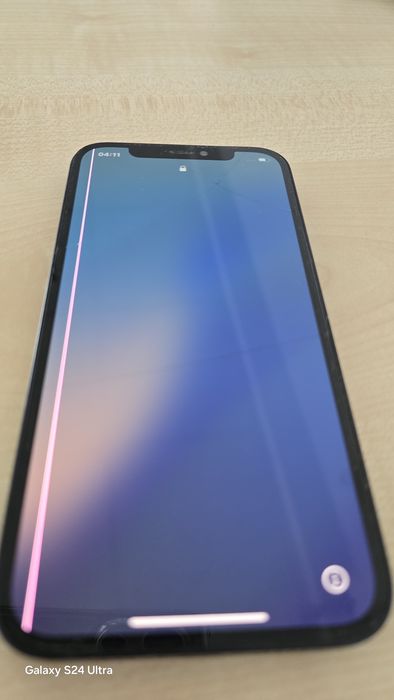 Vand Iphone 12, 128gb, functional dar defect la ecran