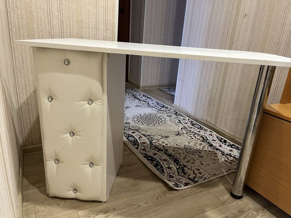 Маникюрный стол