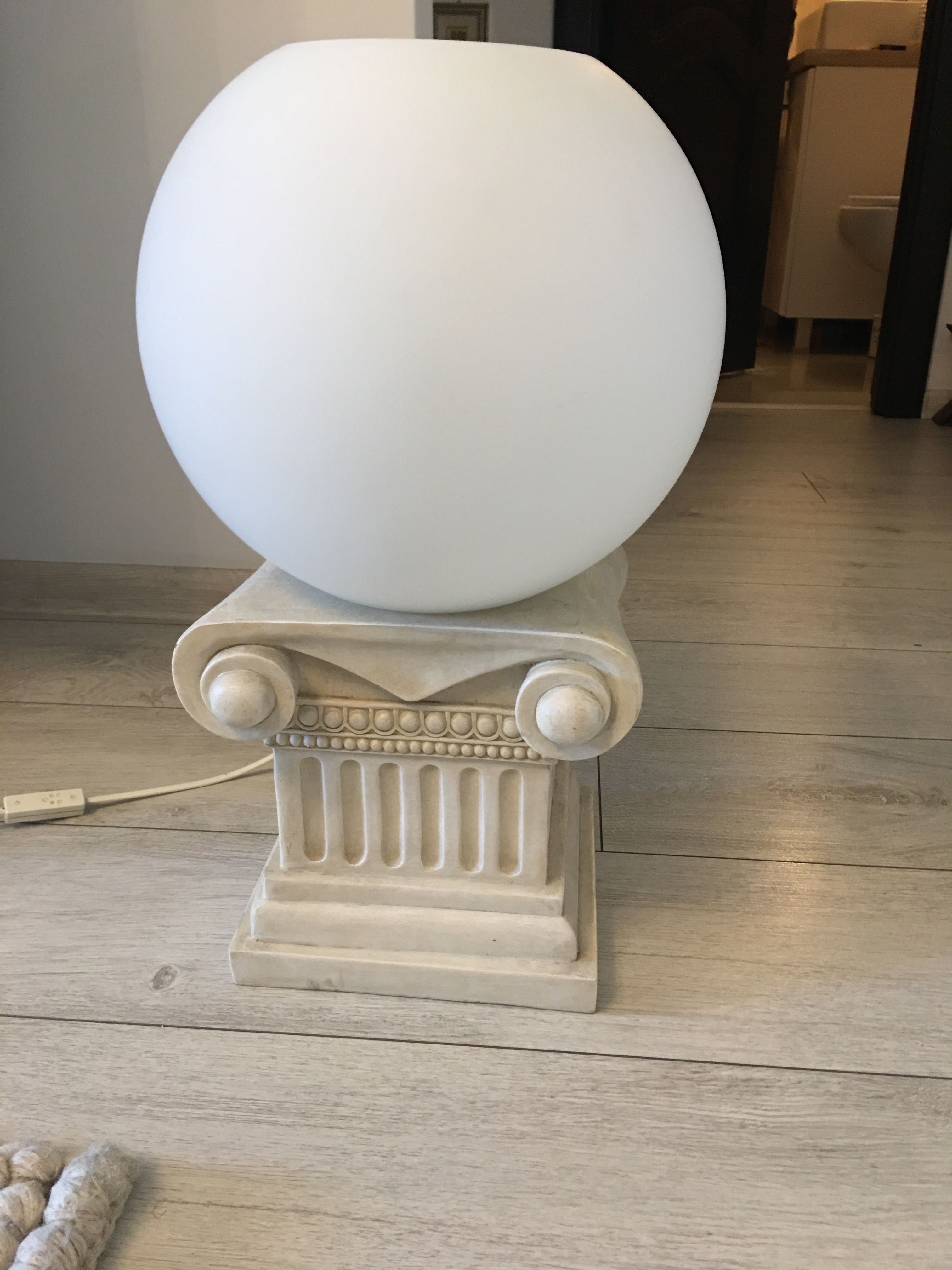 Interesanta lampa stil roman