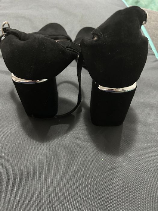 Sandale Dama , geaca de blugi si rochie