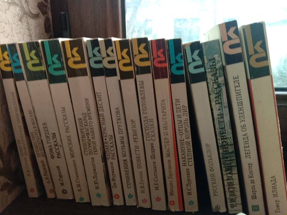 Продаю подписные издания и тематические книги.