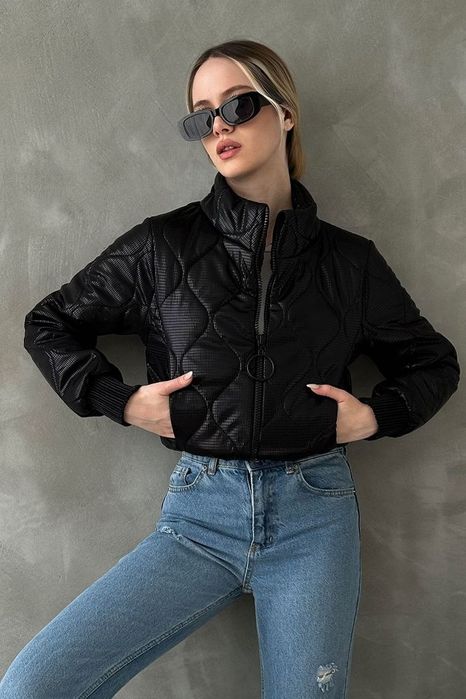 Лъскаво късо яке в черен цвят