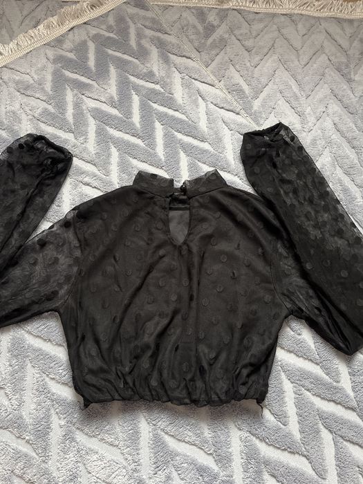 Дамска блуза с дантелени, широки ръкави.