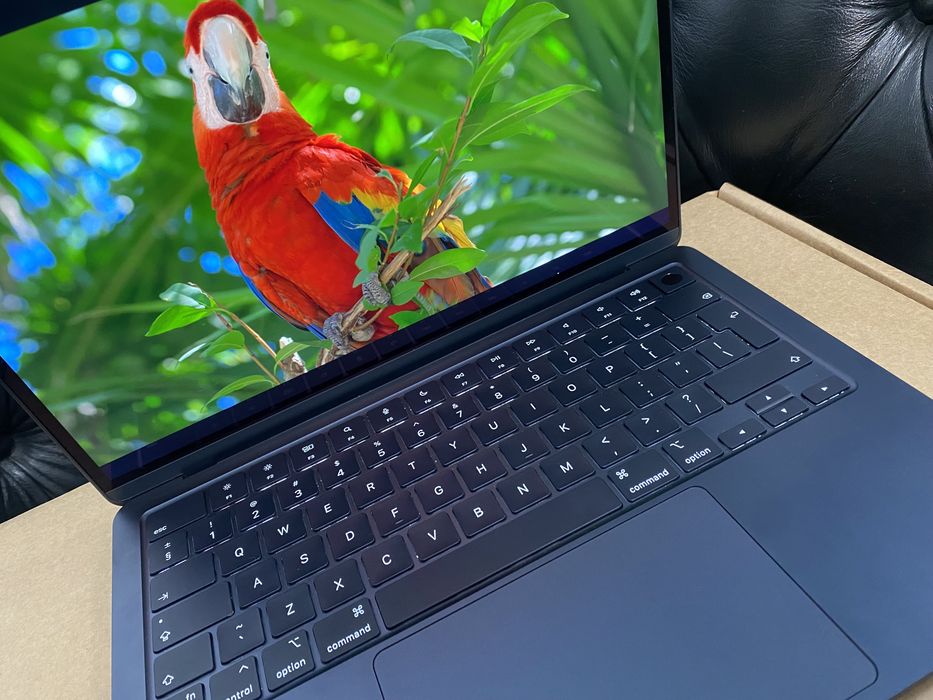 MacBook Air 13-inch / Apple M2 / 8 GB/ 256 GB / Ca nou |