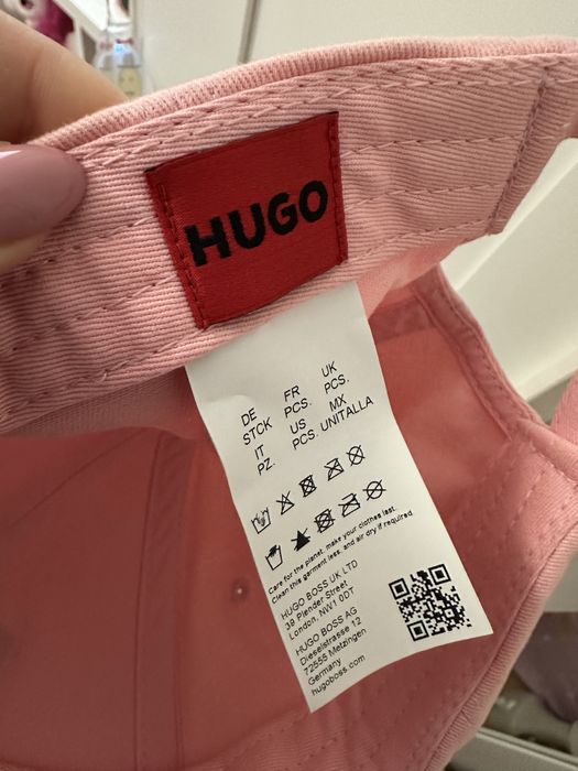 Розова дамска шапка HUGO с козирка от текстил