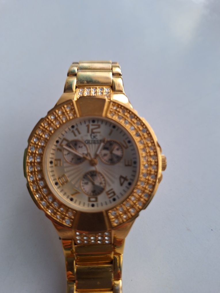 Продавам часовник GUESS