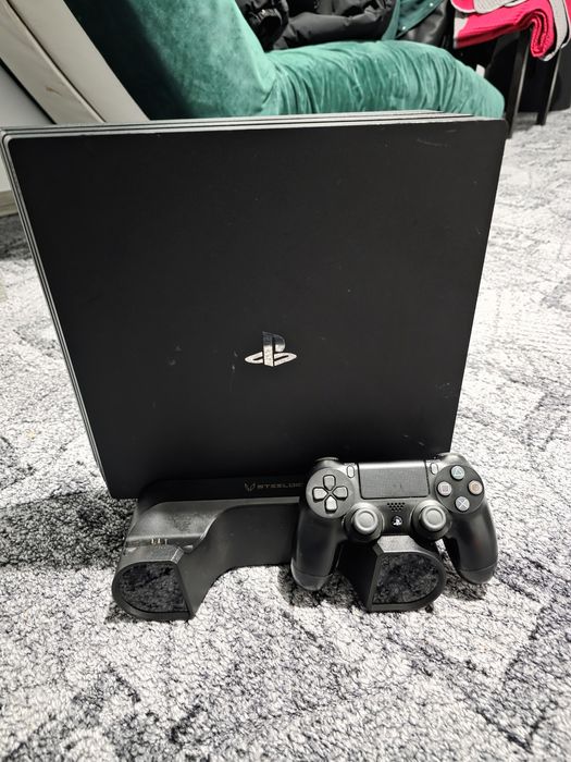 Vand playstation 4 pro cu 5 jocuri + controller dualshock 4