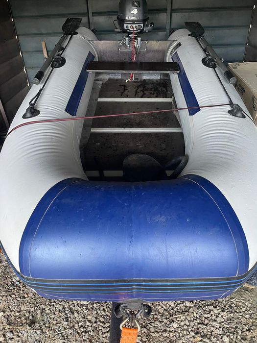 Лодка с мотор и твърдо дъно