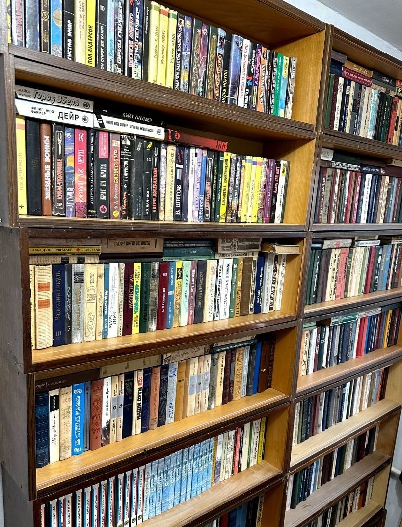 Продаются книги. Библиотека.