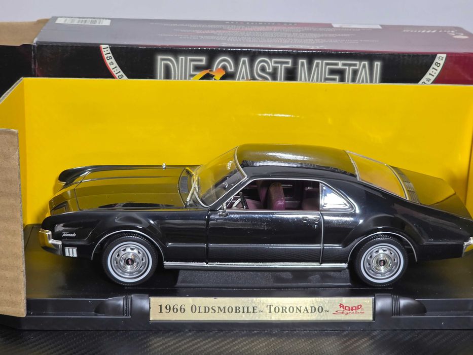 Macheta Auto 1/18 Road Signature 1966 Oldsmobile Toronado