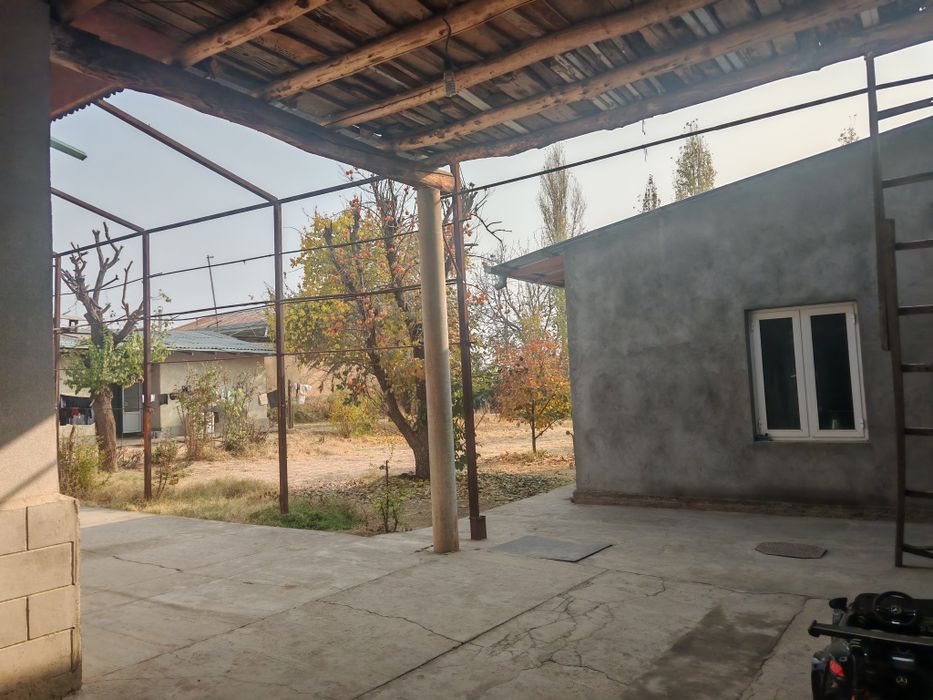 Qibrayda srochno yer narxida uy sotiladi