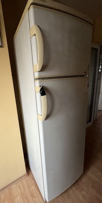 Стар хладилник с фризер Sang