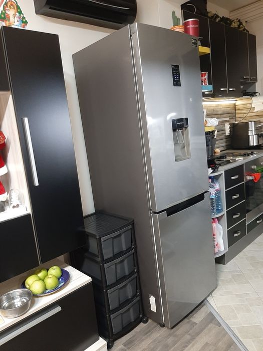 Продавам хладилник Самсунг