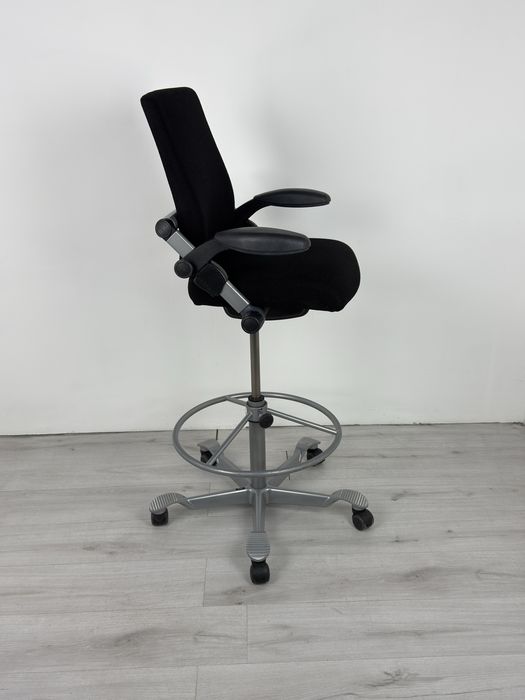 Въртящ се офис стол HAG, с черен плат Алуминийева звезда обзавеждане