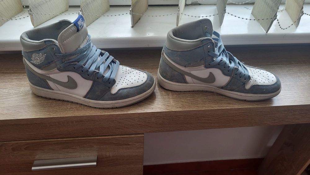 Jordan 1 Hyper Royal mid