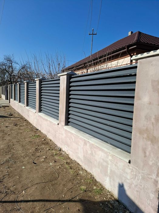 Garduri din panou stil jaluzele, sipca metalica, plasa, tabla si BCA