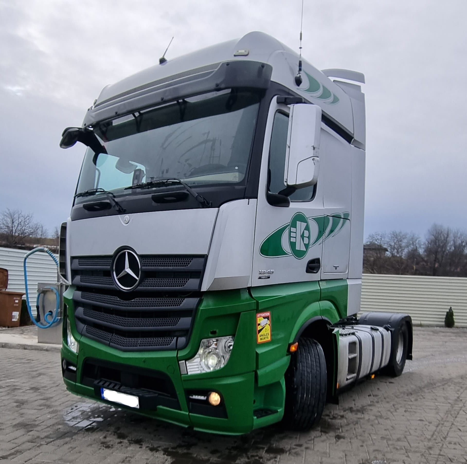 Dezmembrez Actros 1845