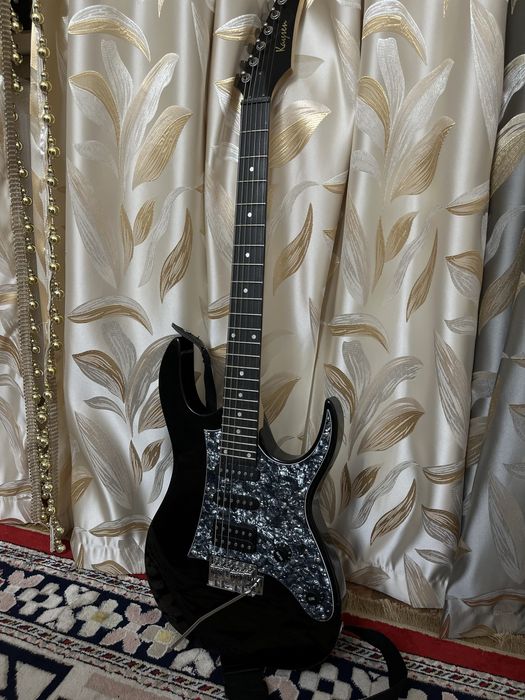 Электрогитара с чехлом и ремнем